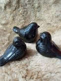 Trio de pássaros pretos em cerâmica