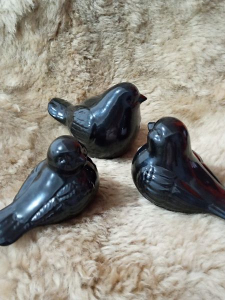 Trio de pássaros pretos em cerâmica